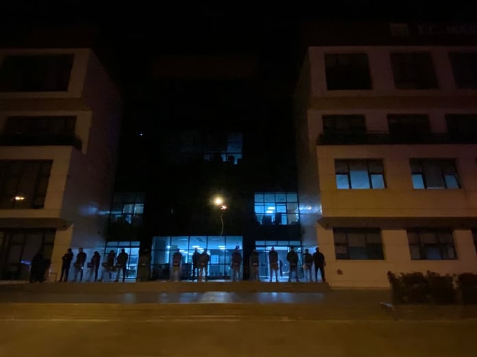 Marmaris Belediyesi’ne gece yarısı baskını! Evlerinden alınıp binaya götürüldüler