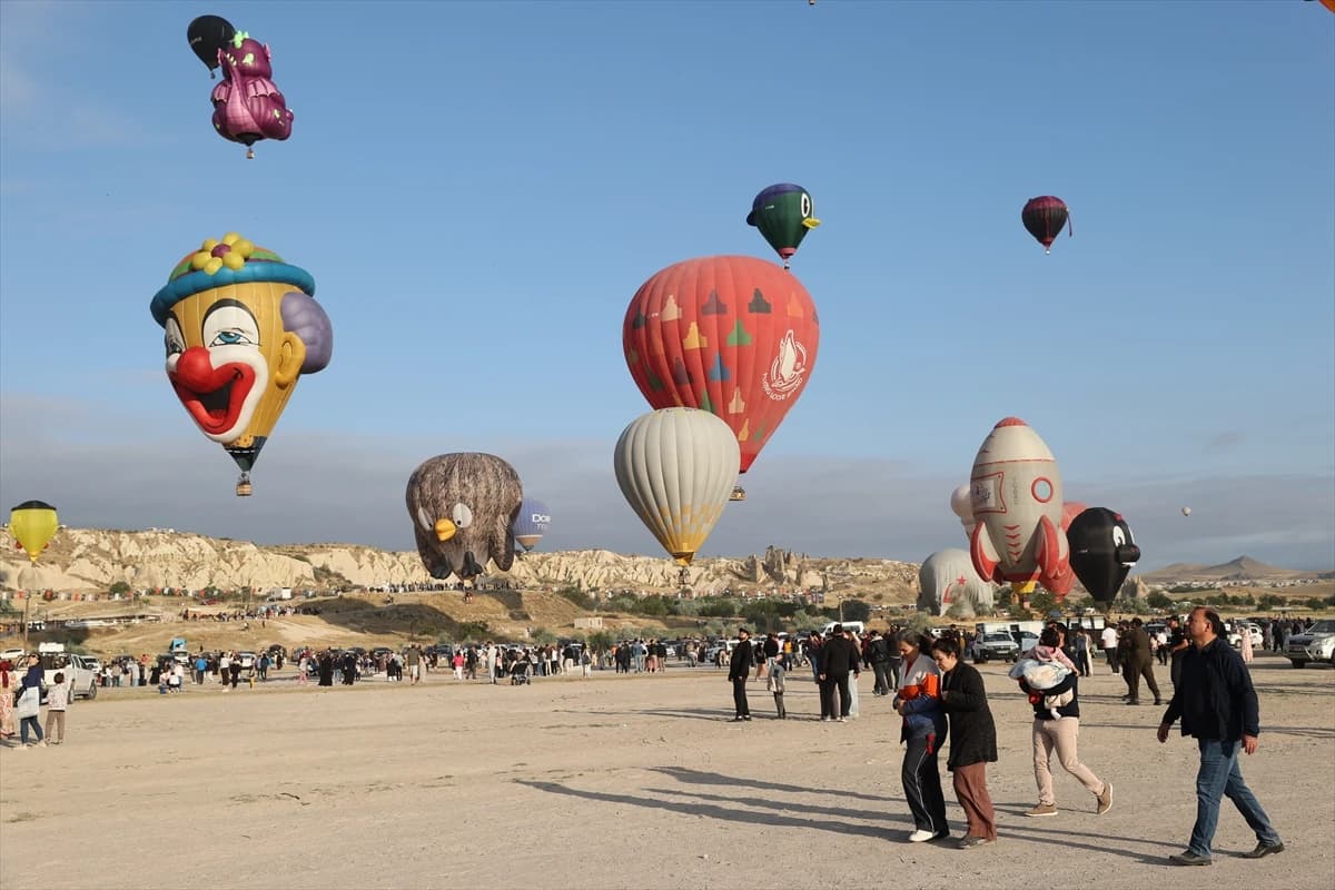 Fotoğraf tutkunları ve turistler sabahın ilk ışıklarında alana akın etti