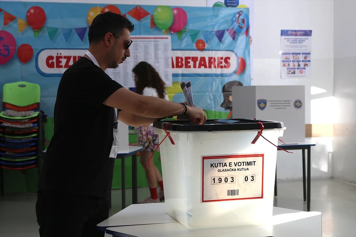 Kosova'da düzenlenen seçimlerde oy kullanma işlemi başladı