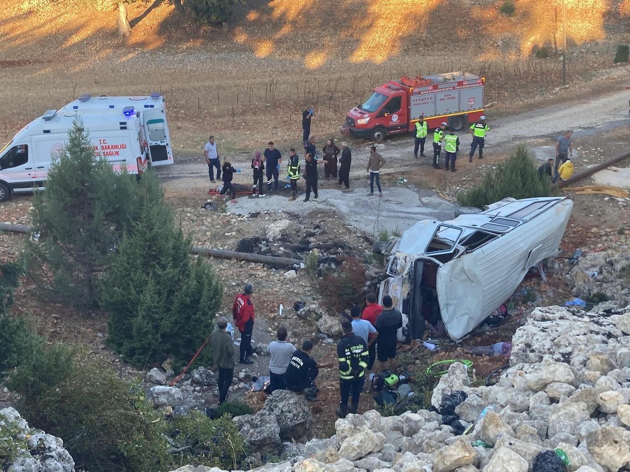 Mersin'deki minibüs kazası can pazarına döndü