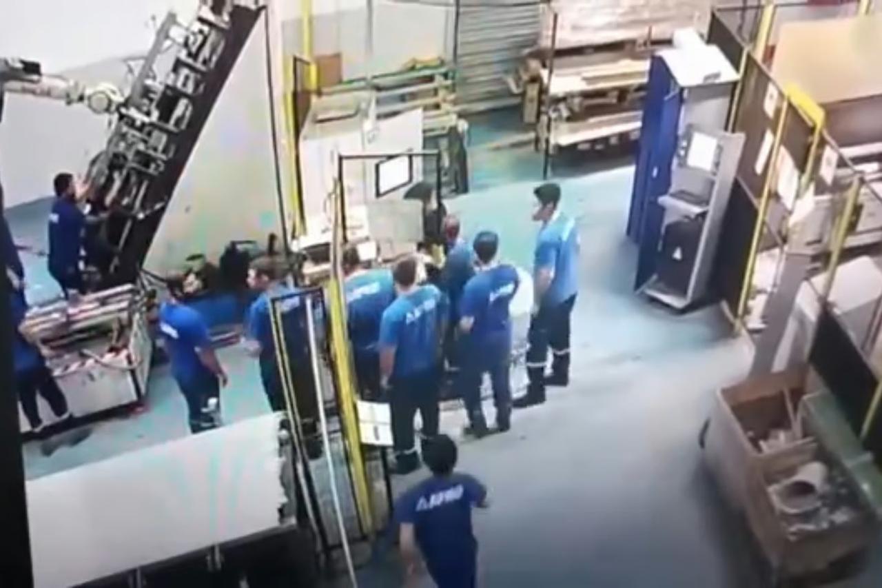 Arızalı makine işçinin sırtına saplandı