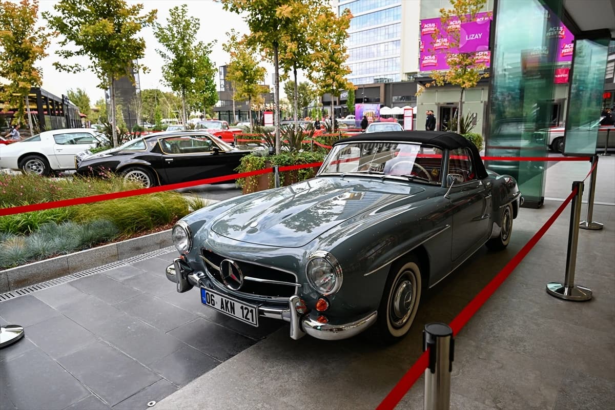Klasik otomobiller Ankara'da görücüye çıktı