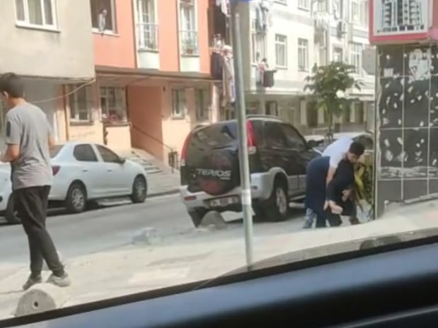 Evlat dehşeti! Annesini sokak ortasında tekme tokat dövdü, görenler sadece izledi
