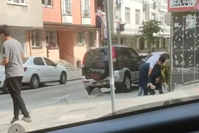 Evlat dehşeti! Annesini sokak ortasında tekme tokat dövdü, görenler sadece izledi
