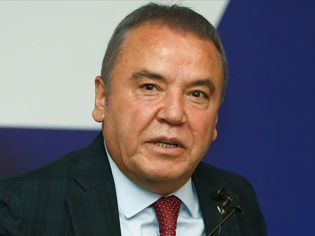 Antalya Büyükşehir'de rüşvet operasyonu! Muhittin Böcek'in danışmanı gözaltına alındı