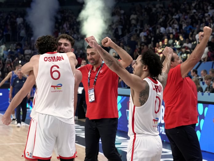 A Milli Erkek Basketbol Takımı, EuroBasket'te fırtınalar estiriyor: Namağlup lider son 16 turunda