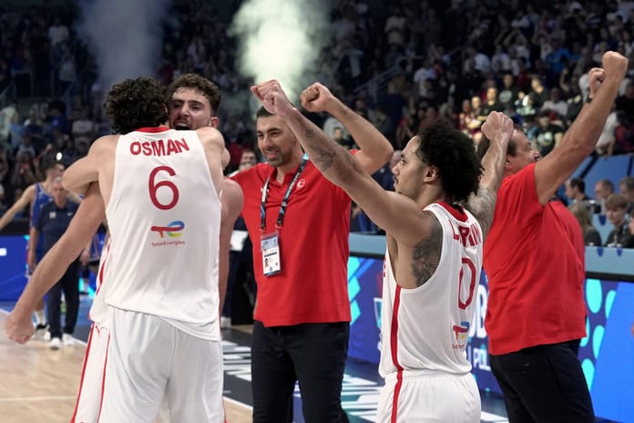 A Milli Erkek Basketbol Takımı, EuroBasket'te fırtınalar estiriyor: Namağlup lider son 16 turunda