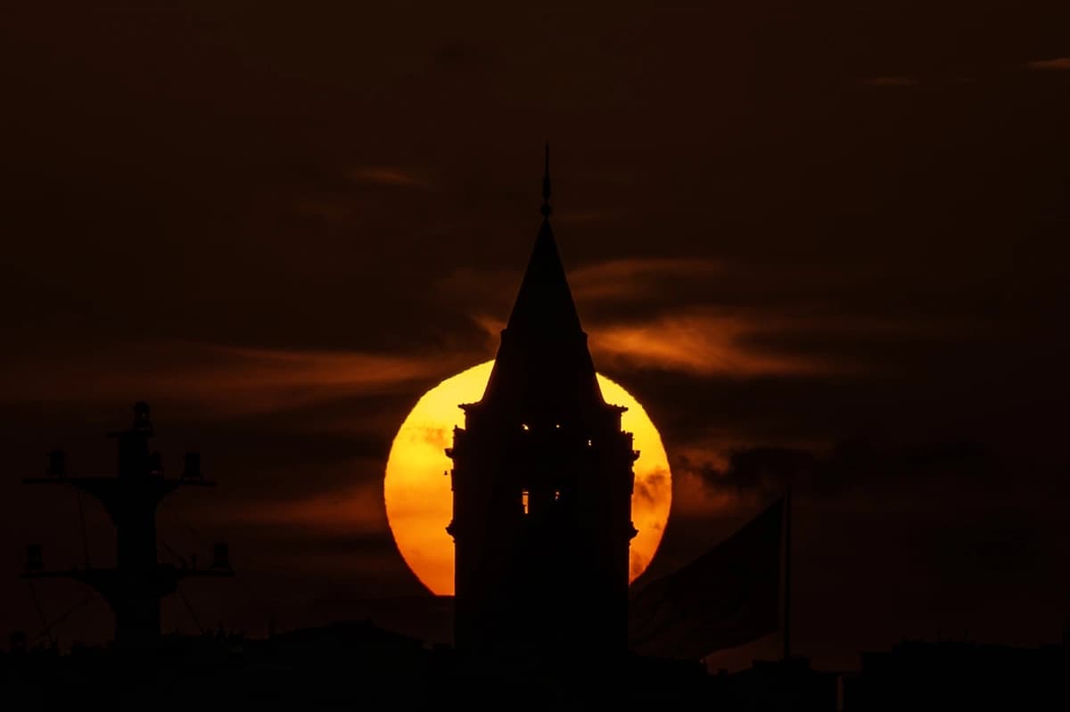İstanbul'un tarihi silüeti gün batımında objektife yansıdı