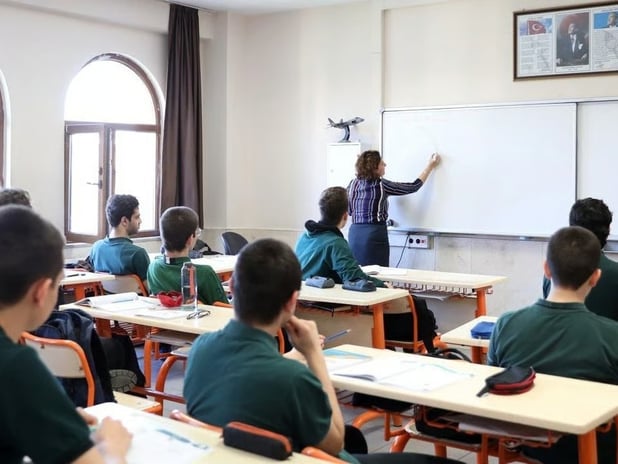 MEB okullardaki devamsızlık için harekete geçti: Bölgeye göre çözüm yolda