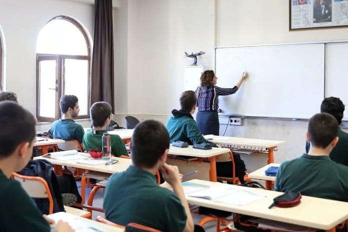 MEB okullardaki devamsızlık için harekete geçti: Bölgeye göre çözüm yolda