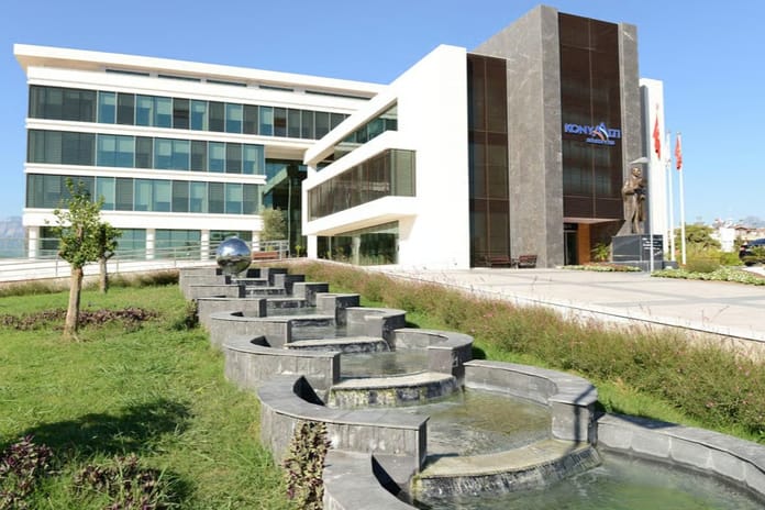 Konyaaltı'nda vaatler yalan oldu işçiler çadır kurdu