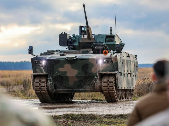 Polonya, yeni muharebe araçları için Bushmaster silahlarını teslim aldı