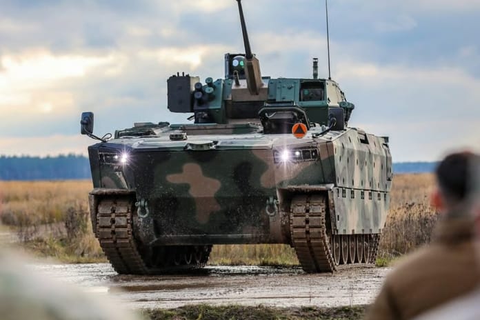 Polonya, yeni muharebe araçları için Bushmaster silahlarını teslim aldı