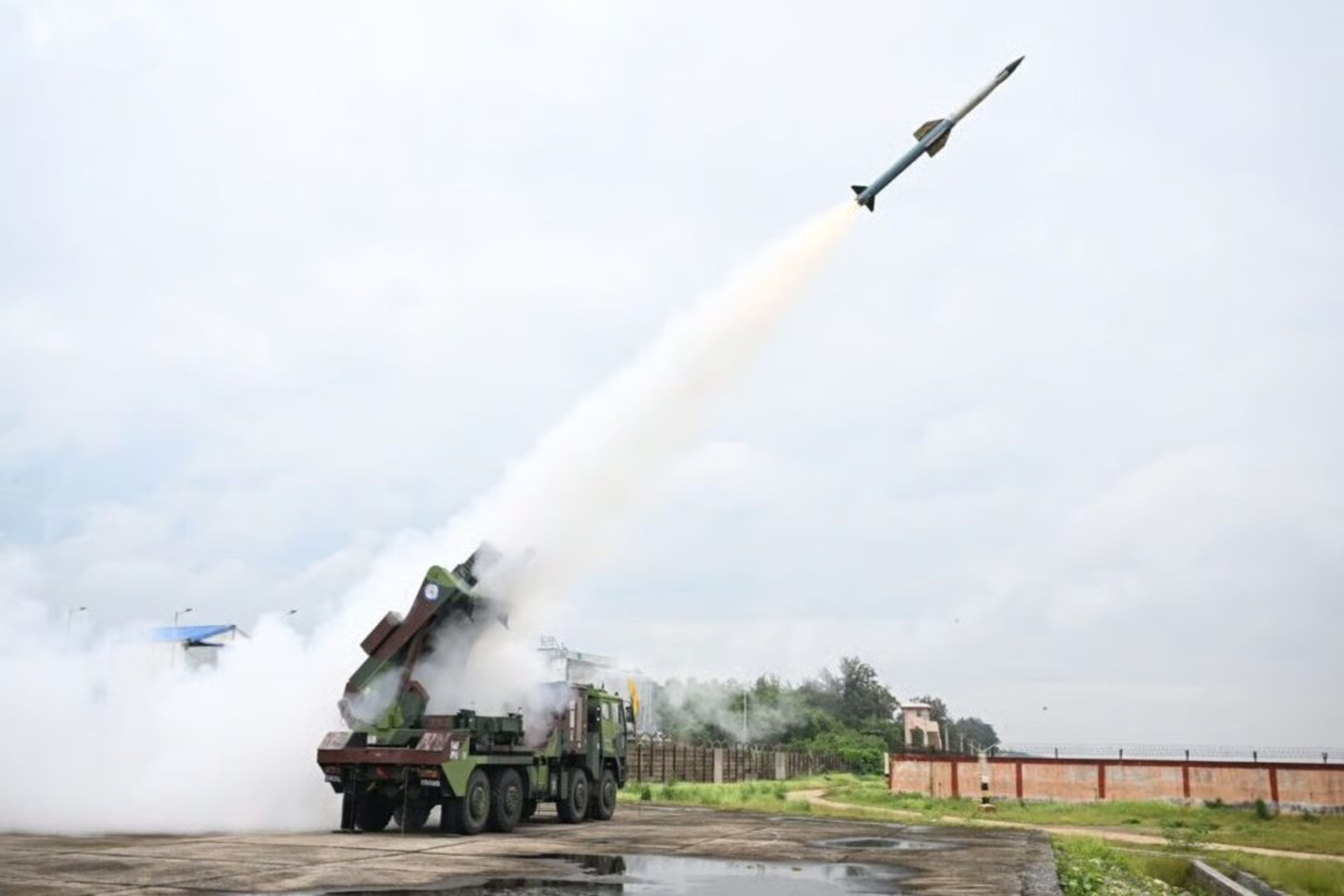 Hindistan, çok katmanlı hava savunma sistemi IADWS’yi başarıyla test etti