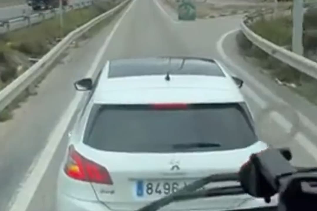 Tırın önü kesildi dorsesi boşaltıldı
