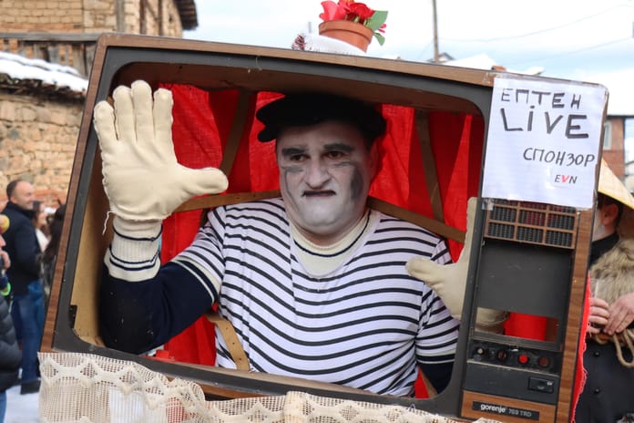 Kötülükle vedalaşma: Maske yakma töreni