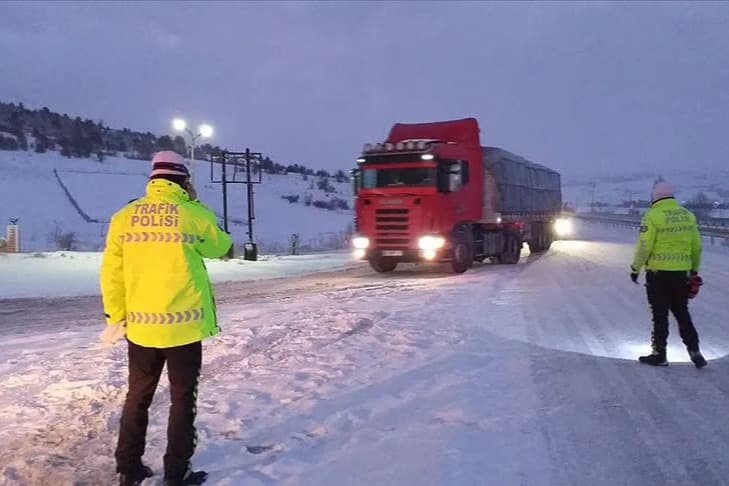 İstanbul’da ağır taşıt ve kuryelere kar yasağı