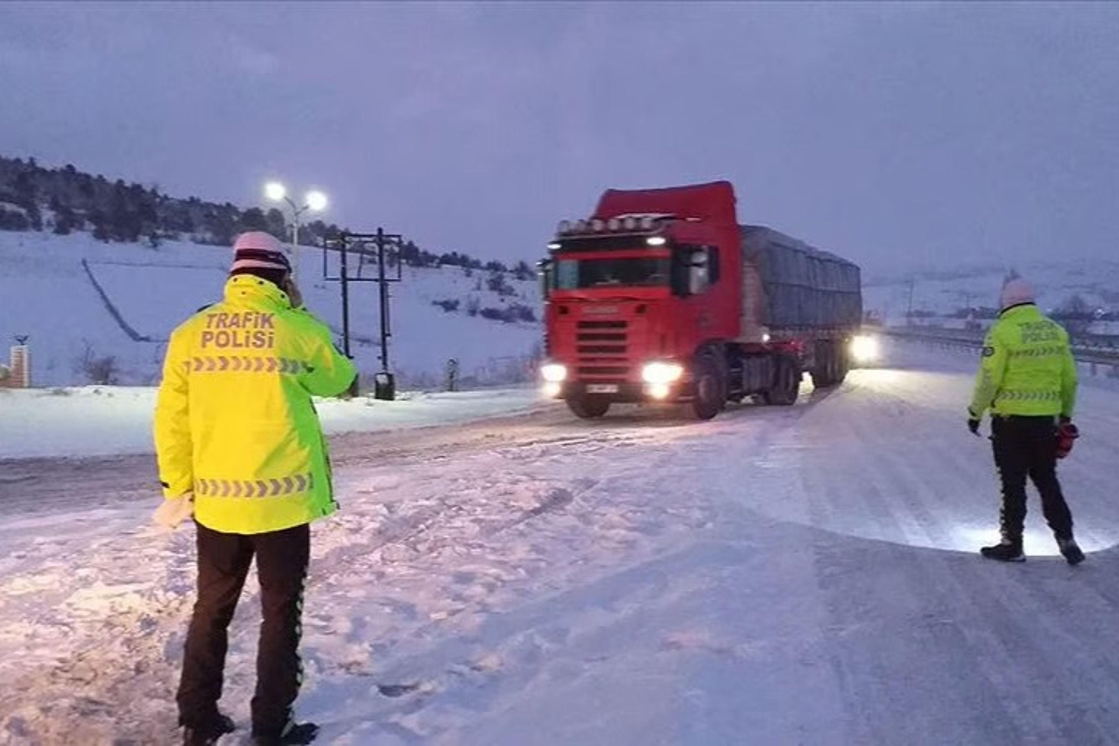 Ağır taşıt ve kuryeler için trafiğe çıkış yasağı başlatıldı