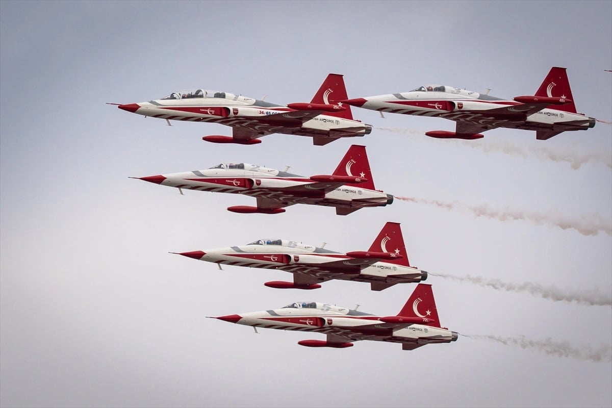 Türk Yıldızları Ankara semalarında parladı
