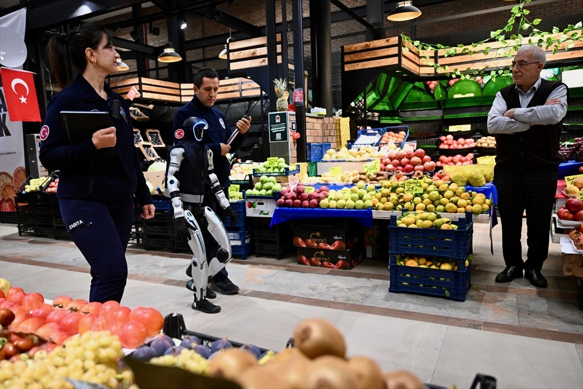 İnsansı robot MEGA, zabıta ekipleriyle denetimde