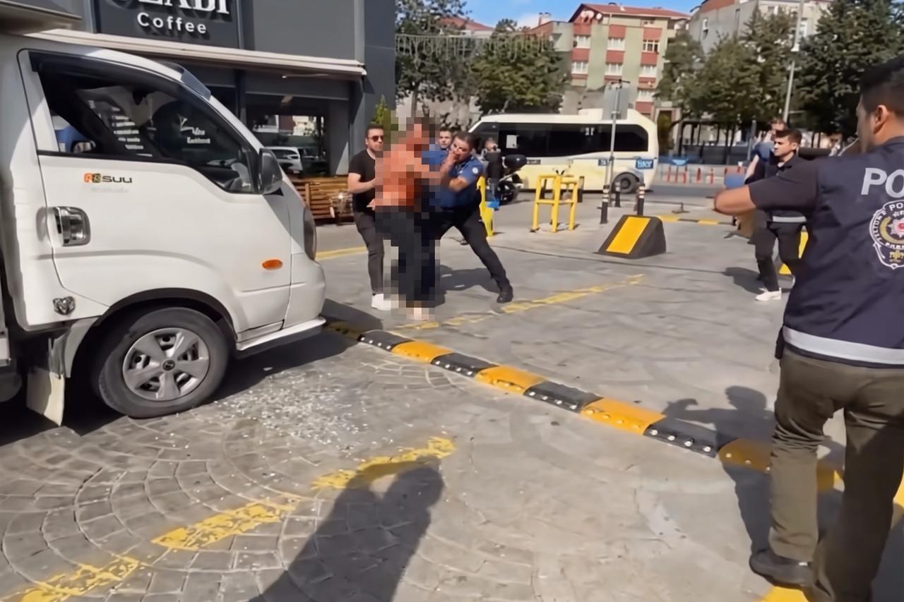 Esenler'de polisle çatışan bıçaklı sürücü aracı ekiplerin üzerine sürdü