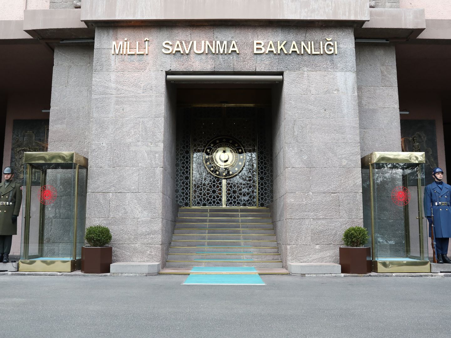 Milli Savunma Bakanlığı'ndan önemli açıklamalar: Sınırlarda harekat alanlarında teyakkuz sürüyor