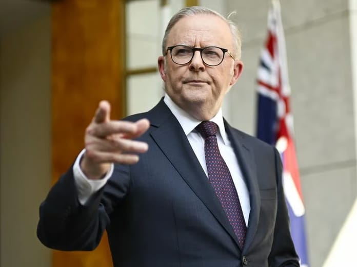 Albanese güvenlik gerekçesiyle bilinmeyen bir yere götürüldü