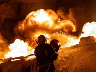 Russia Strikes Ukraine's Kharkiv & Kyiv Amid Peace Talks