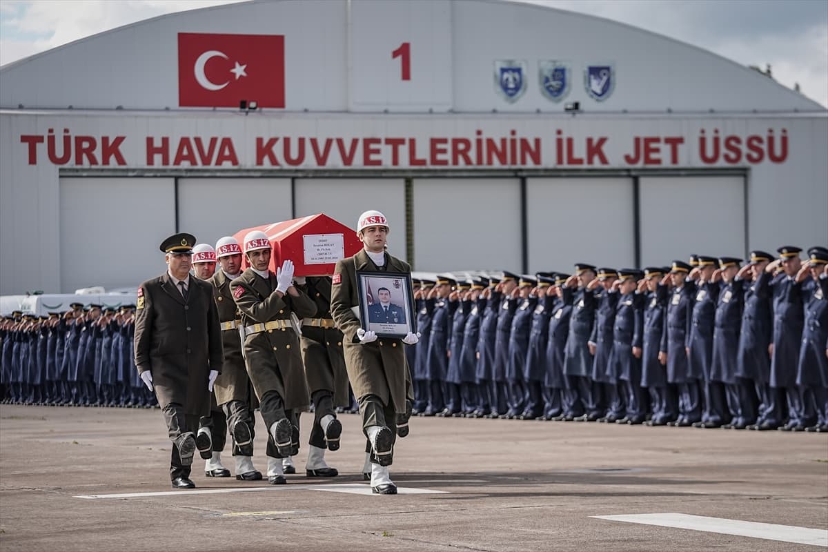 Balıkesir’de düşen F-16 savaş uçağında şehit olan pilotumuz için tören düzenlendi