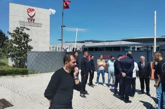 TFF'nin  yaş sınırı kararına tepkiler çığ gibi büyüyor: Futbolcular Riva'ya yürüdü