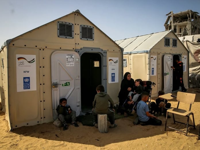 Gazze'de Filistinliler yıkımın ortasında yaşam kurmaya çalışıyor