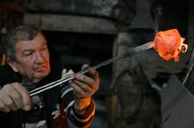 Manisalı çan ustası 65 yıldır atölyesinde üretim yapıyor