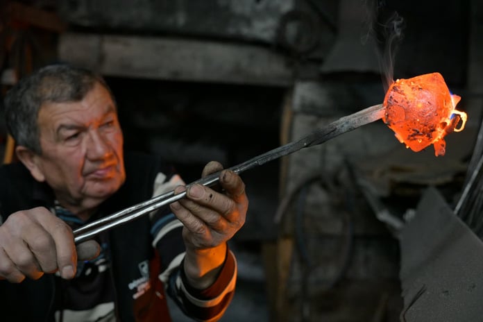 Manisalı çan ustası 65 yıldır atölyesinde üretim yapıyor