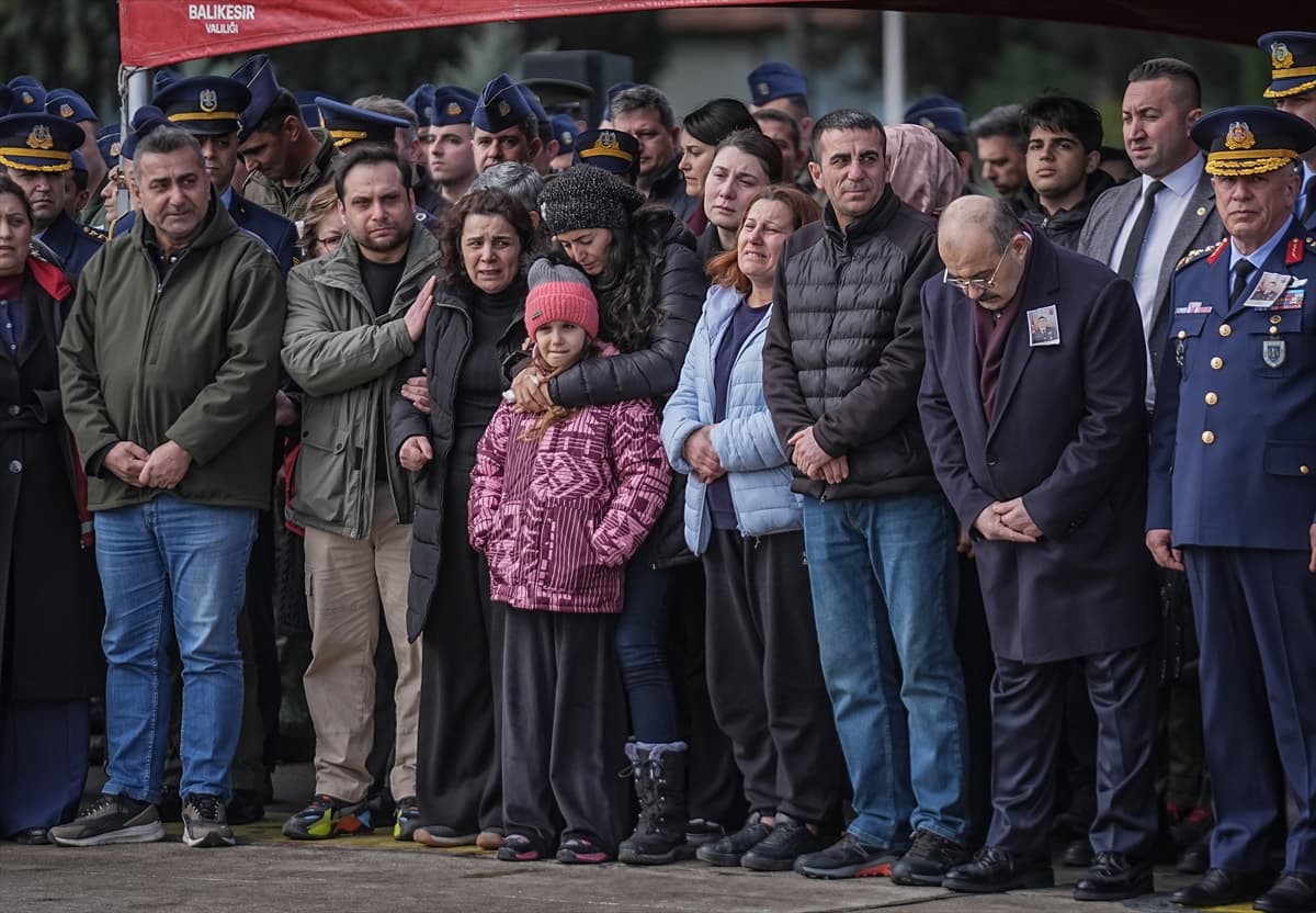 Balıkesir’de düşen F-16 savaş uçağında şehit olan pilotumuz için tören düzenlendi