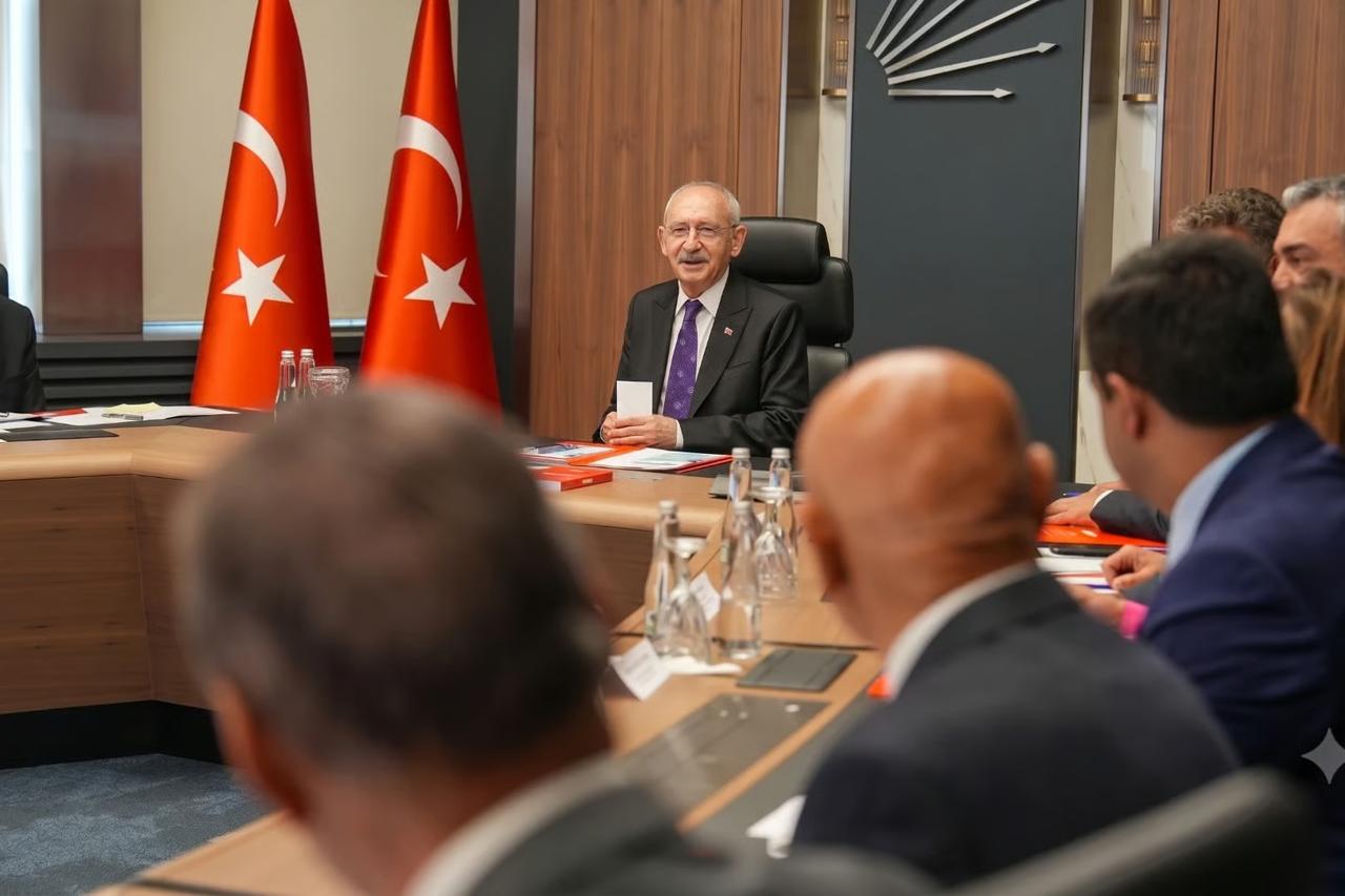CHP'de kriz sürüyor! 26 il başkanı görevden alındı