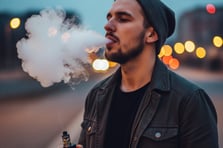 Singapur elektronik sigara kullanan yabancı vatandaşlara seyahat yasağı uygulayacak