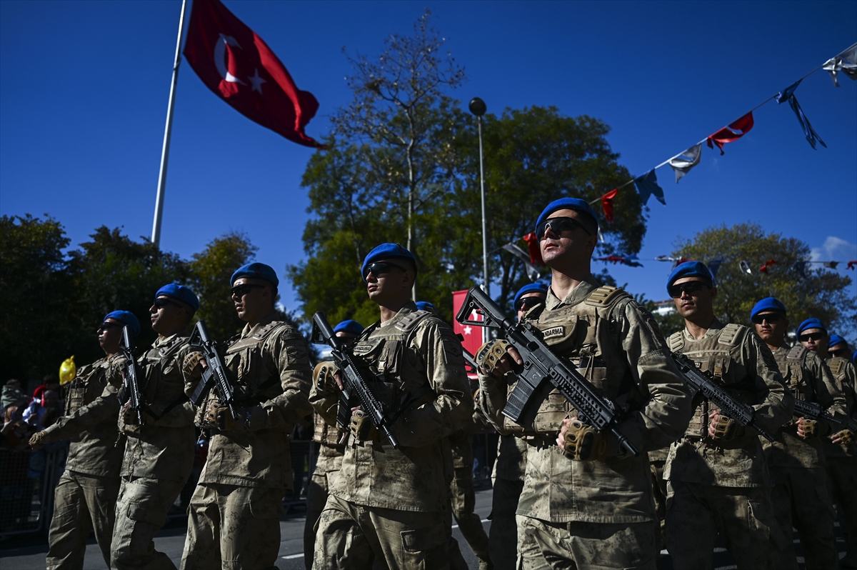 Vatan Caddesi'nde Cumhuriyet'in 102 yıllık gururu: İstanbul ayakta!