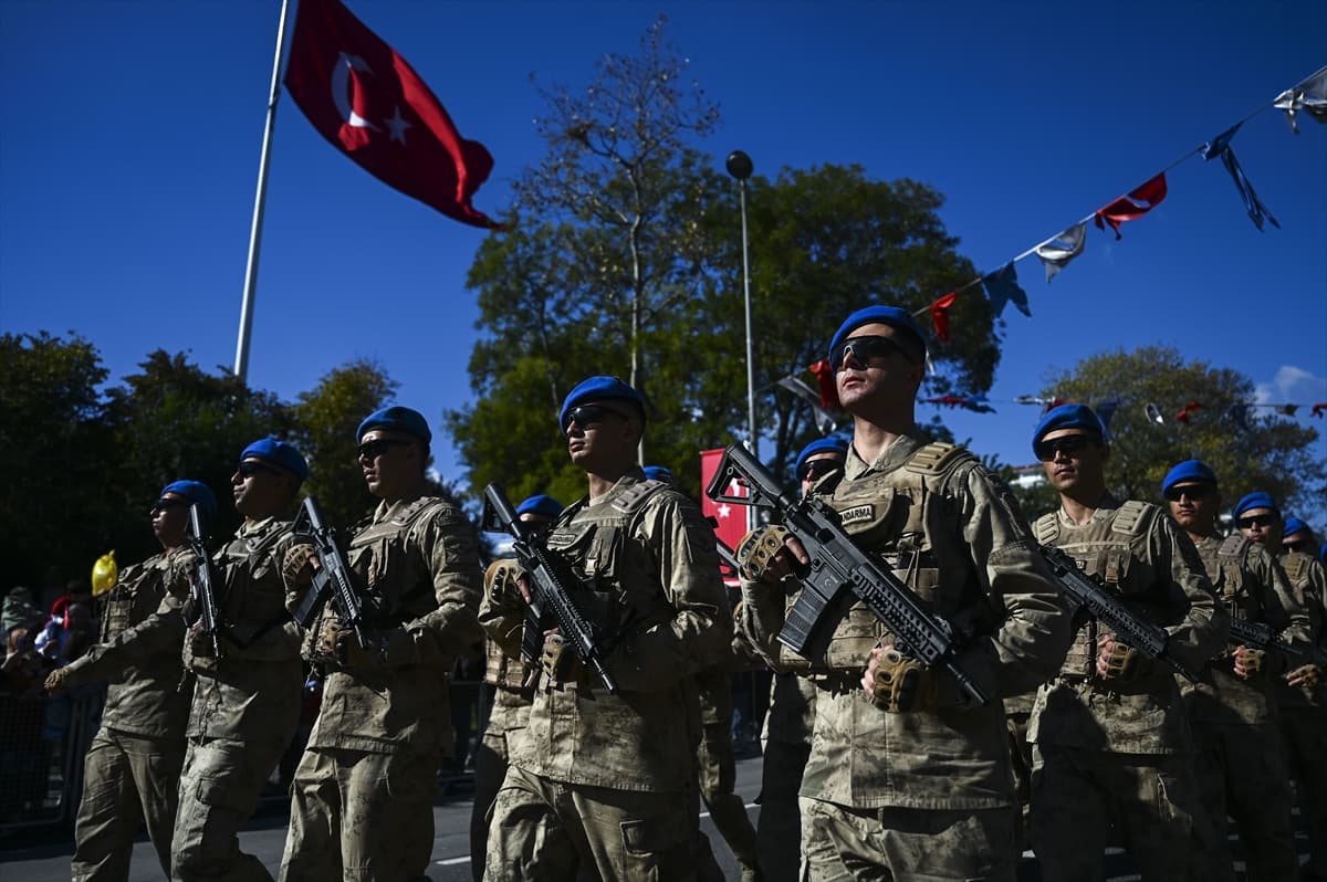 Vatan Caddesi'nde Cumhuriyet'in 102 yıllık gururu: İstanbul ayakta!