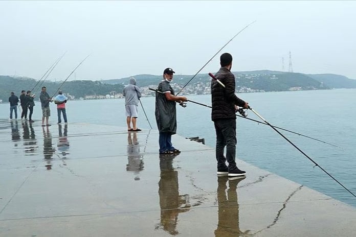 Sahilde dehşet: Balıkçının oltasına insan kafatası takıldı!