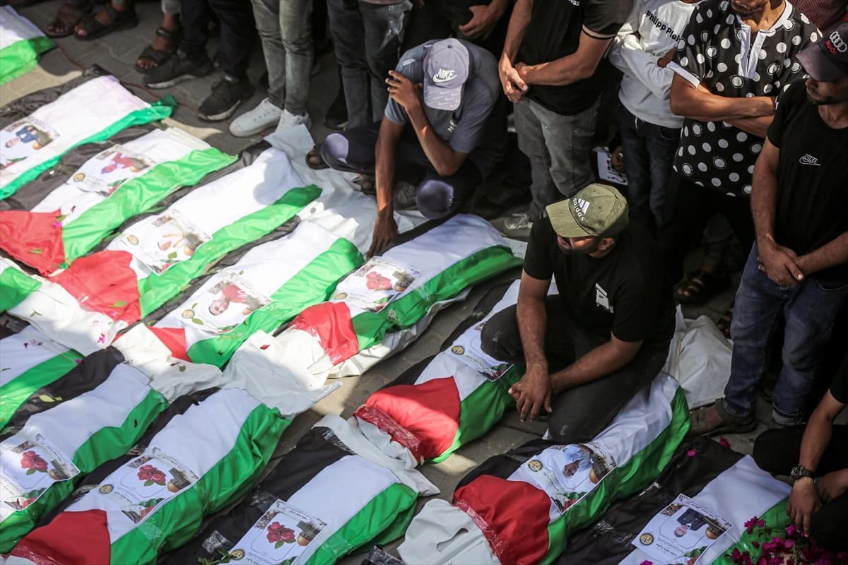 Gazze'de yas günü: 100 şehit için cenaze töreni 