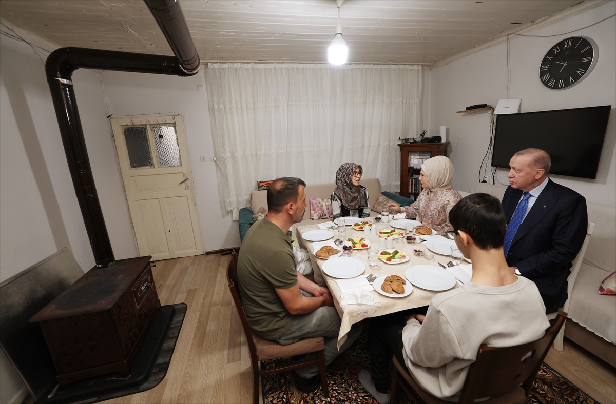 Cumhurbaşkanı Erdoğan’dan aile iftarına ziyaret