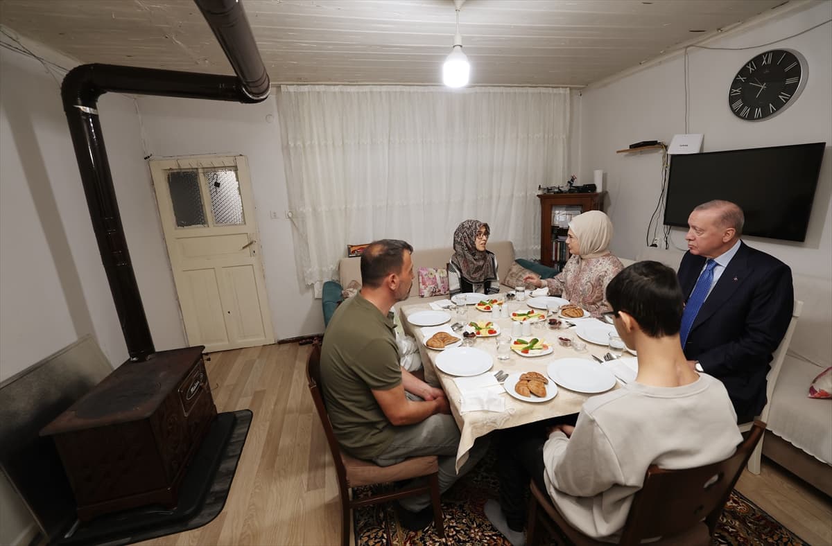 Cumhurbaşkanı Erdoğan’dan aile iftarına ziyaret