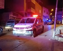 Firari yakınını gözaltına alan polis ekiplerine çarpıp kaçtı