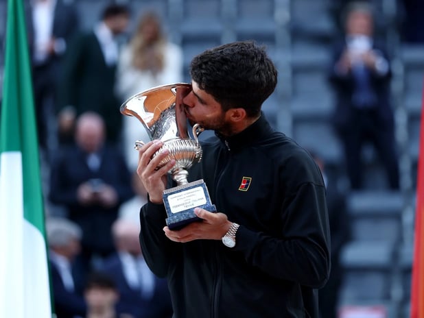 Carlos Alcaraz, Roma Açık'ta dünya 1 numarası Jannik Sinner'i yenerek ilk şampiyonluğunu kazandı