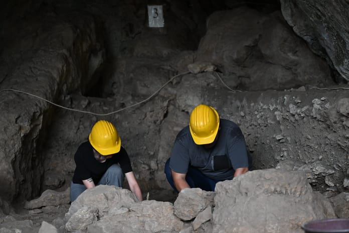 Kahramanmaraş'taki Direkli Mağarası'nda 14 bin yıllık mezar bulundu
