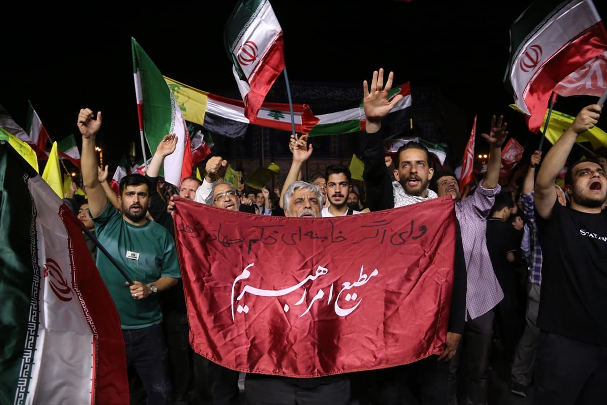 İran'da halk İsrail'e saldırılar sonucu meydanlarda sevinç gösterileri yaptı