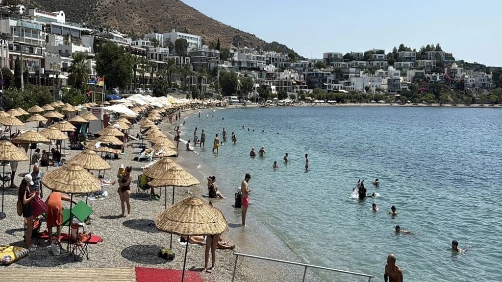 Bodrum'da hava sıcaklığı 40 dereceyi aştı, sahiller doldu