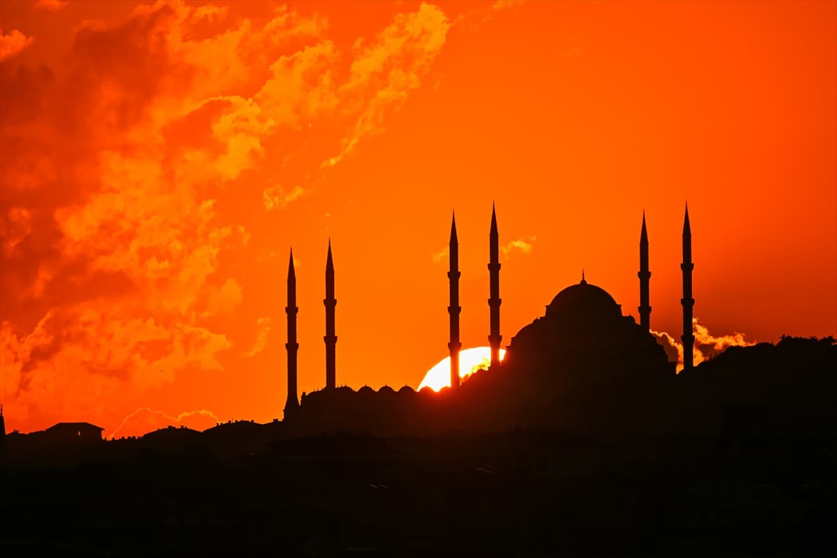 İstanbul'da gün doğumu büyüledi! Büyük Çamlıca Camii’nden eşsiz manzara