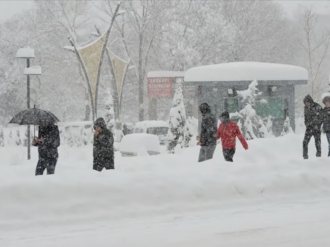 İstanbul'da eğitime kar engeli: Okullar tatil edildi 