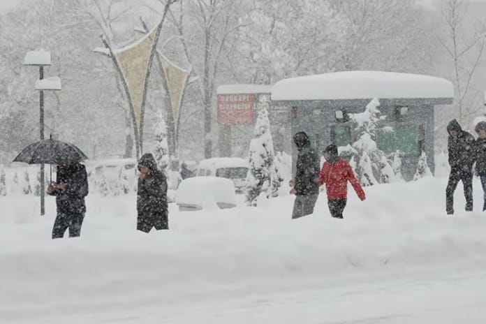 İstanbul'da eğitime kar engeli: Okullar tatil edildi 